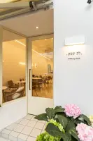 감성 레터링이 돋보이는 디저트카페 입구